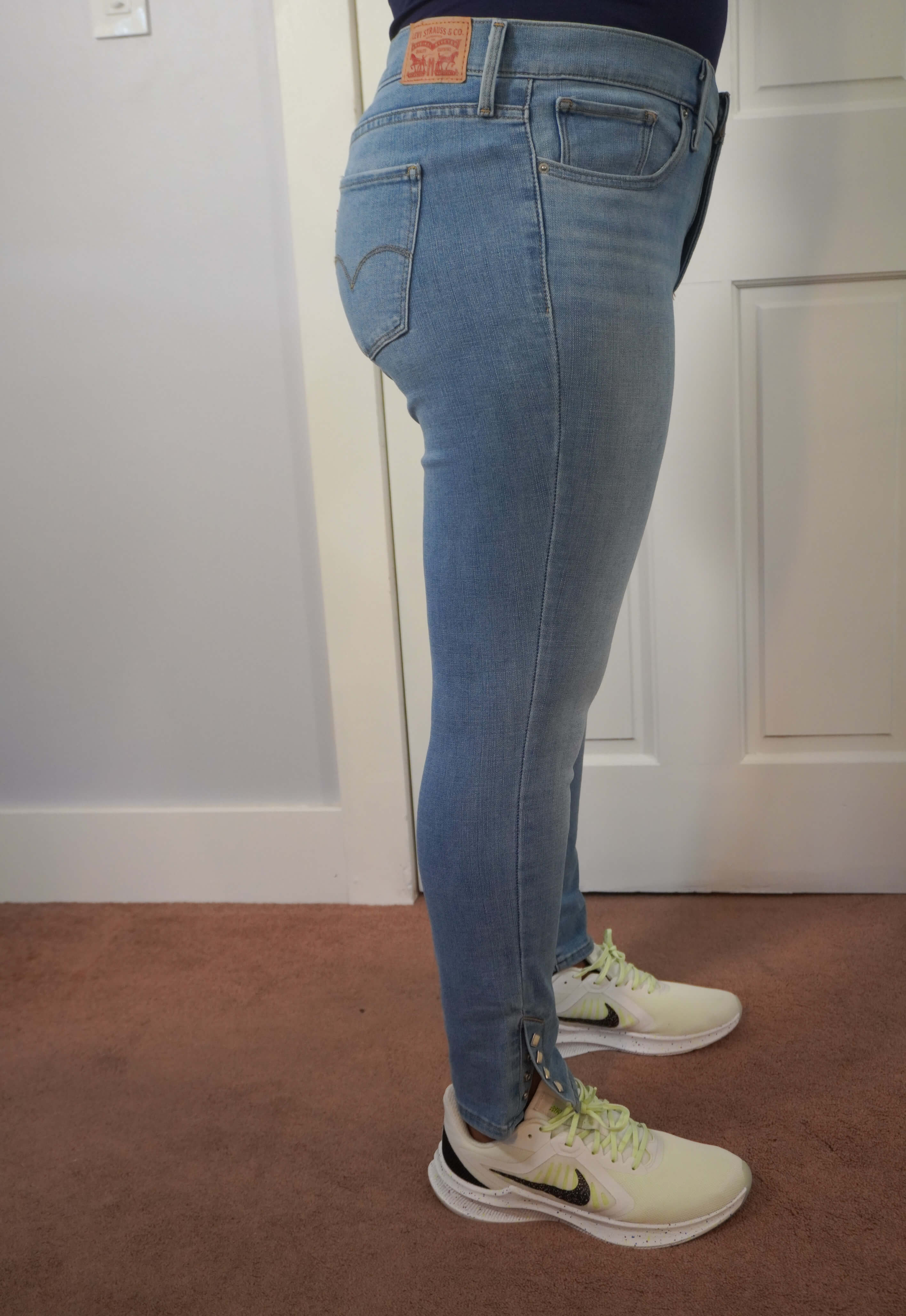This image shows the side view of the 311 Levi's skinny shaping. The opening of the snap closures are displayed along with the view of the Levi's patch.