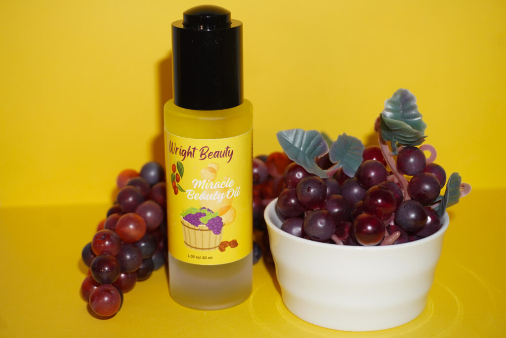 Image of the oil next to grapes.